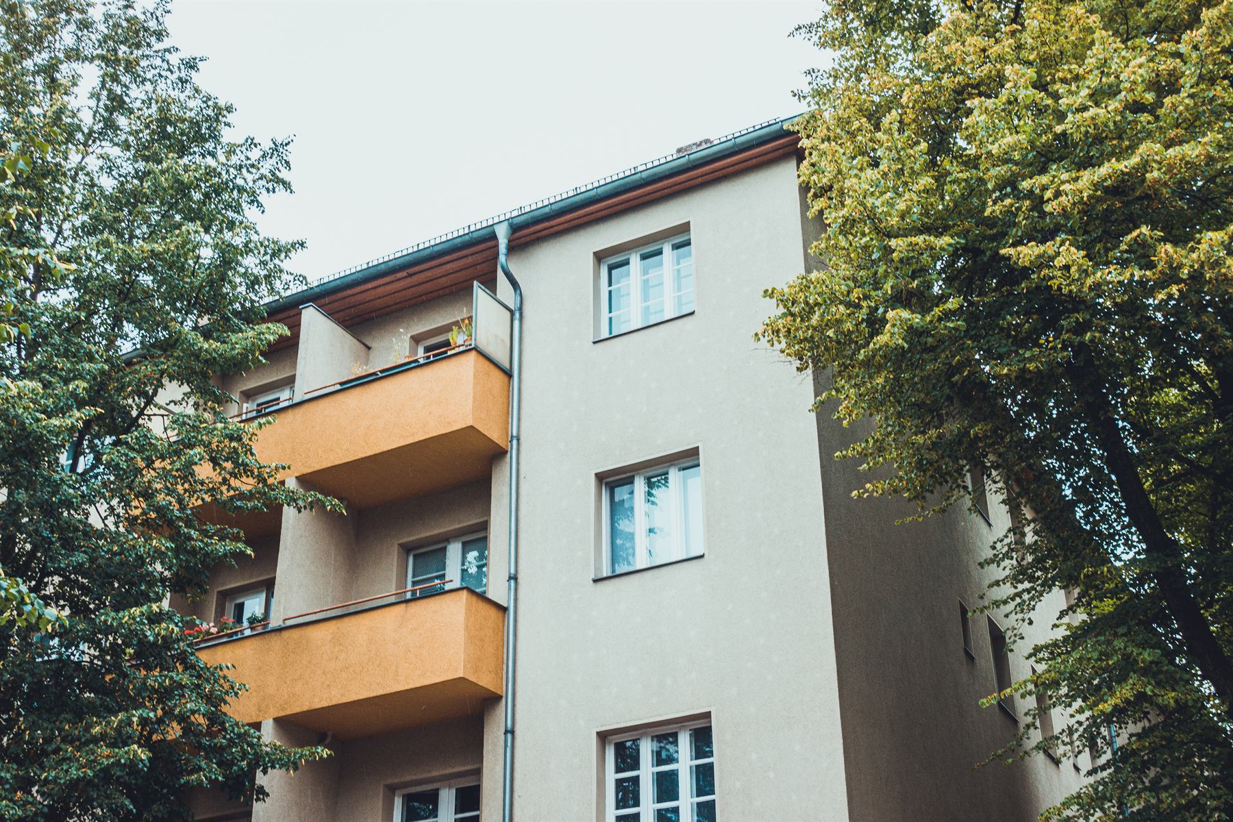 Modernes Mehrfamilienhaus mit Balkonen