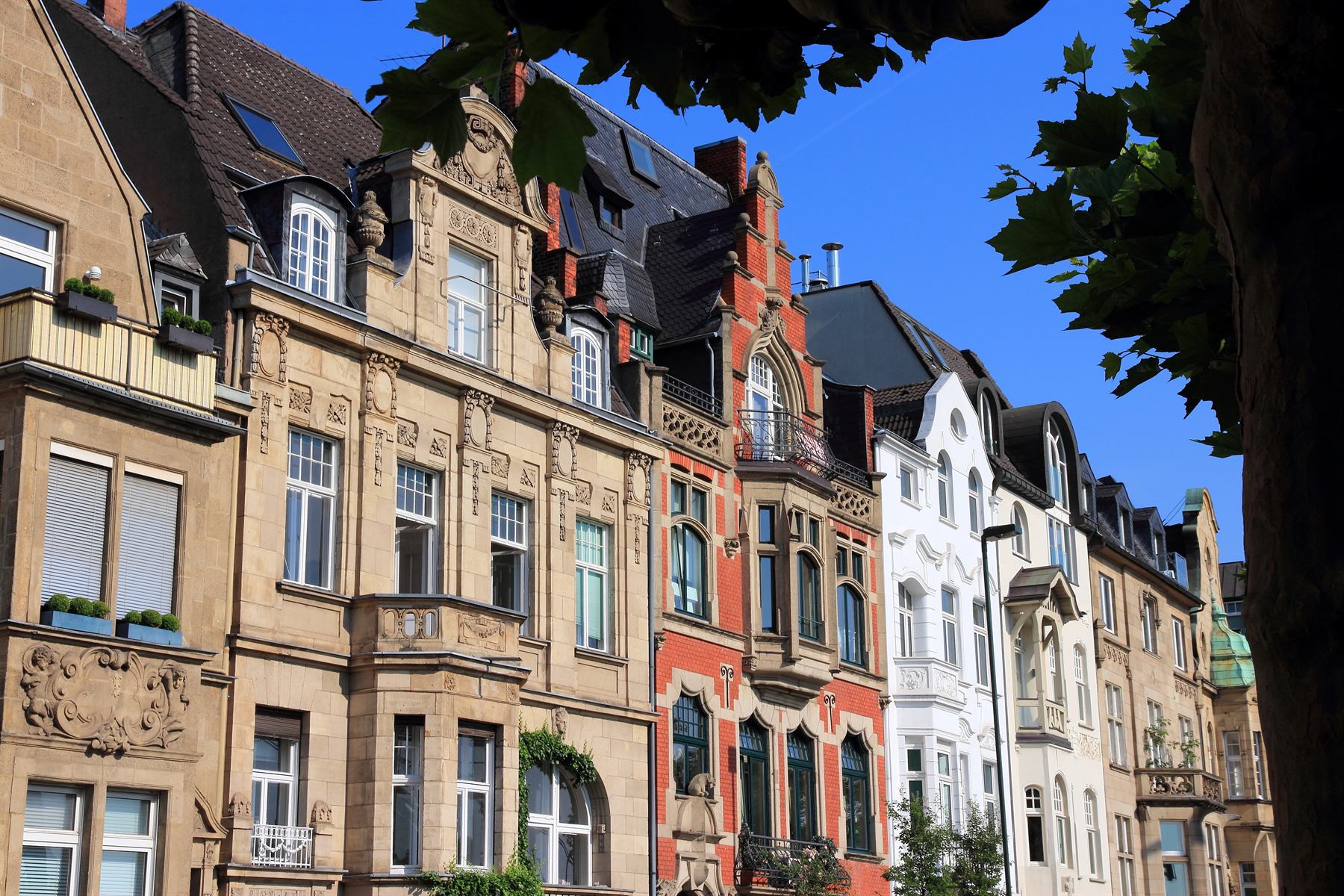 Sanierte Gründerzeitfassaden eines Mehrfamilienhauses